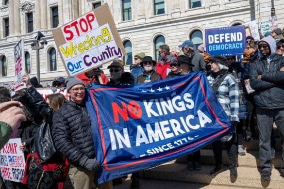 Apa yang harus diketahui tentang protes 'No Kings Day' di seluruh AS untuk melawan parade militer Trump