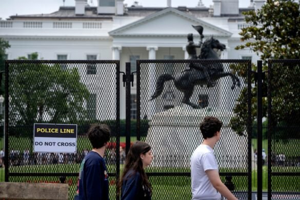 Kehadiran keamanan besar diperkirakan akan mengamankan parade militer Trump, festival