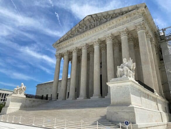 Mahkamah Agung memungkinkan Trump untuk melanjutkan pemindahan negara ke-3 yang lebih cepat tetapi hakim Boston mengatakan tahanan di Djibouti masih dilindungi