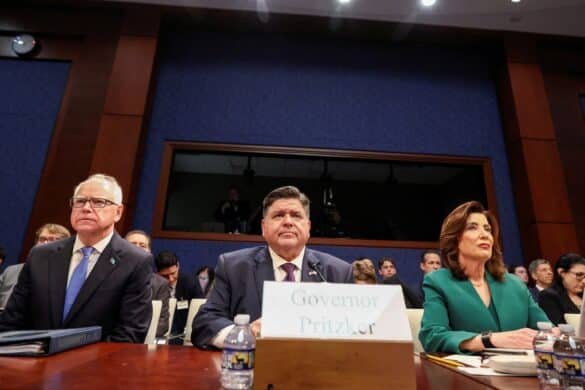 Foto: Gubernur Tim Walz, JB Pritzker dan Kathy Hochul menghadiri Sidang Komite Pengawasan DPR dengan Gubernur AS tentang kebijakan negara mengenai migran tidak berdokumen, di Capitol Hill di Washington, 12 Juni 2025.