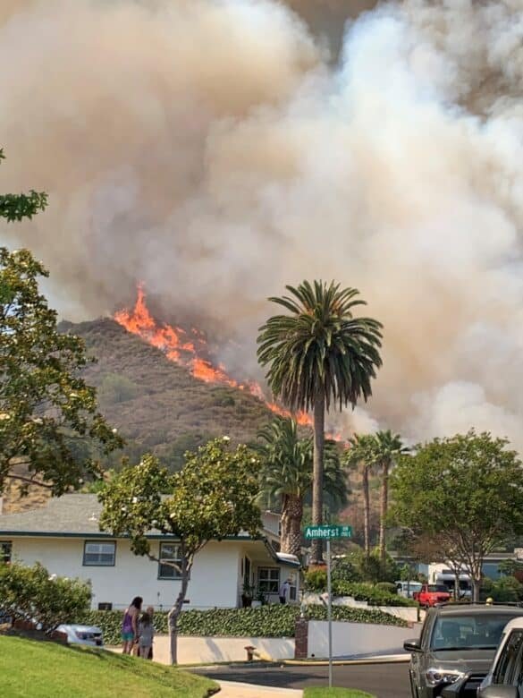 Perintah evakuasi diangkat setelah sikat api yang terkandung di Los Angeles County