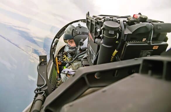 Pilot angkatan laut transgender, dilarang dari layanan, merefleksikan 'patriotisme' di depan parade militer Trump
