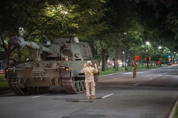 Trump memperingatkan 'setiap' pengunjuk rasa di parade militer akan 'bertemu dengan kekuatan berat'