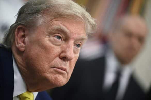 Trump menghadapi tekanan meningkat di rumah dan di luar negeri saat dia menimbang pilihan di Iran